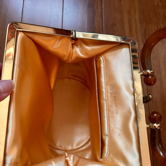 Highly collectible vintage 1950s fuschia felt purse with Bakelite handle. - Picture 4 of 6